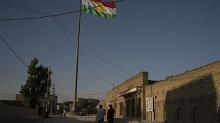 العلم الكردي في وسط مدينة إربيل في العراق.