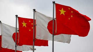 العلمان الوطنيان الصيني والياباني.