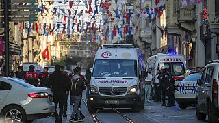 الأمن وسيارات الإسعاف في مكان الحادث بعد انفجار في شارع الاستقلال الشهير في اسطنبول، تركيا، الأحد 13 نوفمبر 2022.