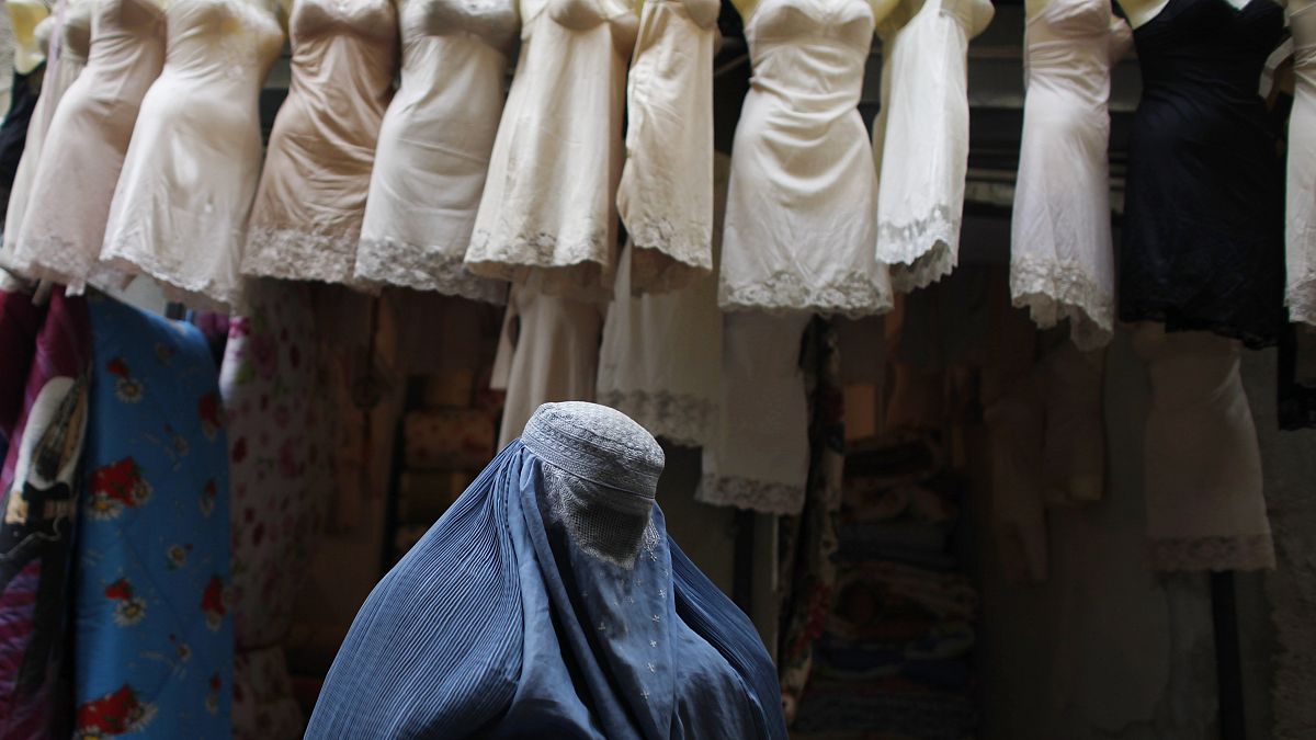 امرأة أفغانية أمام متجر ملابس في كابول (أرشيف) 
