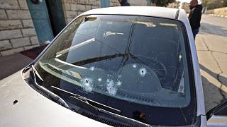 السيارة التي كانت تقل سناء التل البالغة من العمر 19 عامًا والتي أصيبت برصاص القوات الإسرائيلية في بلدة بيتونيا بالقرب من مدينة رام الله بالضفة الغربية المحتلة.