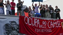 Ativistas invadem Liceu Camões, em Lisboa, contra a utilização de combustíveis fósseis.