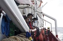 Des personnes à bord de l'Ocean Viking, voient les côtes françaises, le 10 novembre 2022