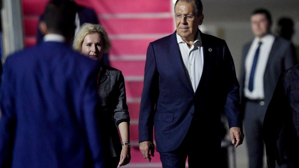 Sergei Lavrov à chegada à Indonésia para participar na cimeira do G20
