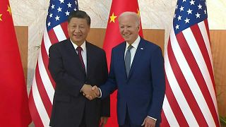 الرئيس الأمريكي جو بايدن والرئيس الصيني شي جينبينغ يتصافحان قبل اجتماعهما على هامش قمة مجموعة العشرين في بالي بإندونيسيا.