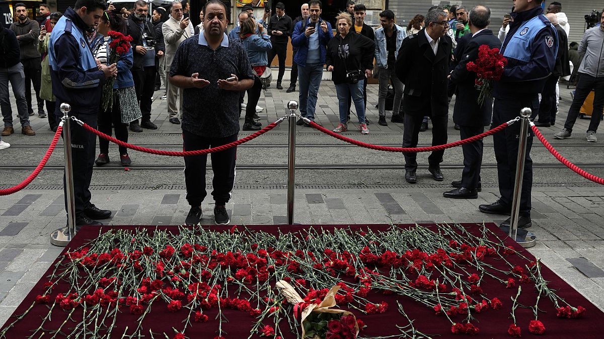 Гвоздики на месте взрыва на улице Истикляль в Стамбуле