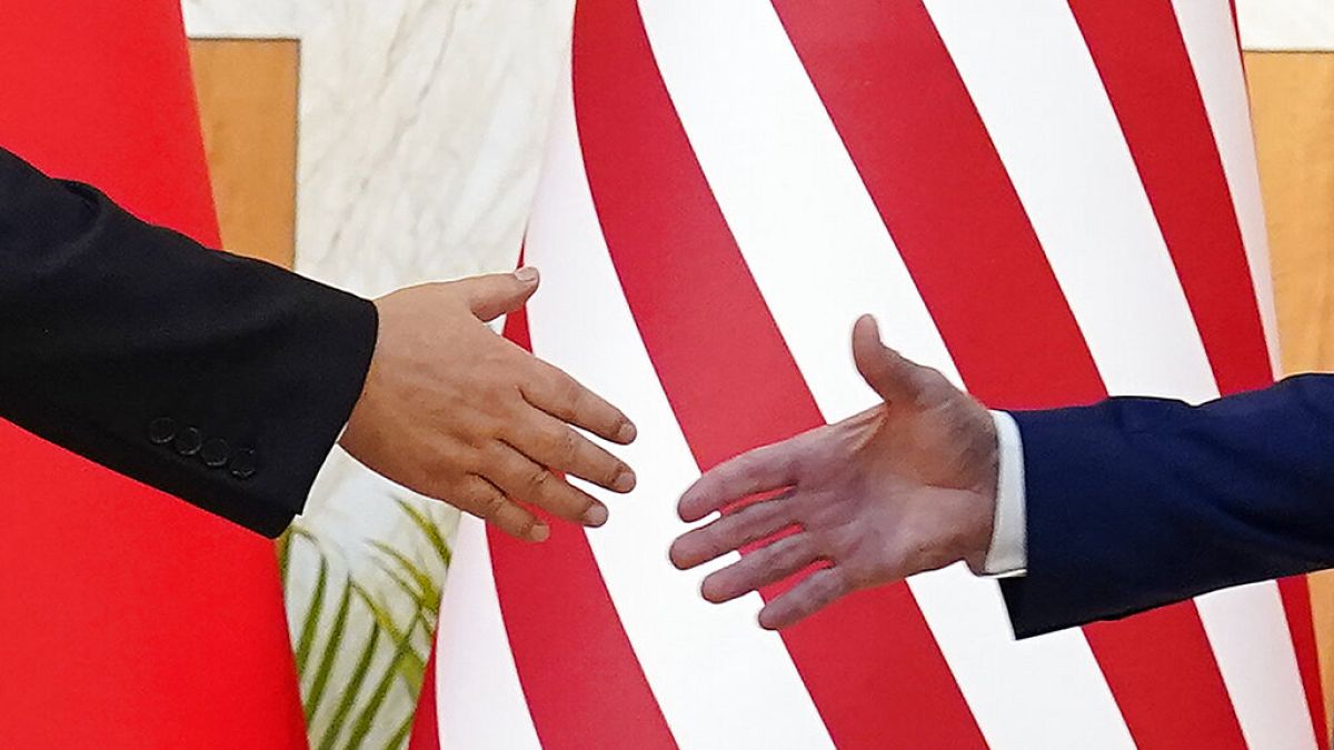 Aperto de mão entre Xi Jinping, Presidente da China, e Joe Biden, Presidente dos EUA, em Bali, Indonésia
