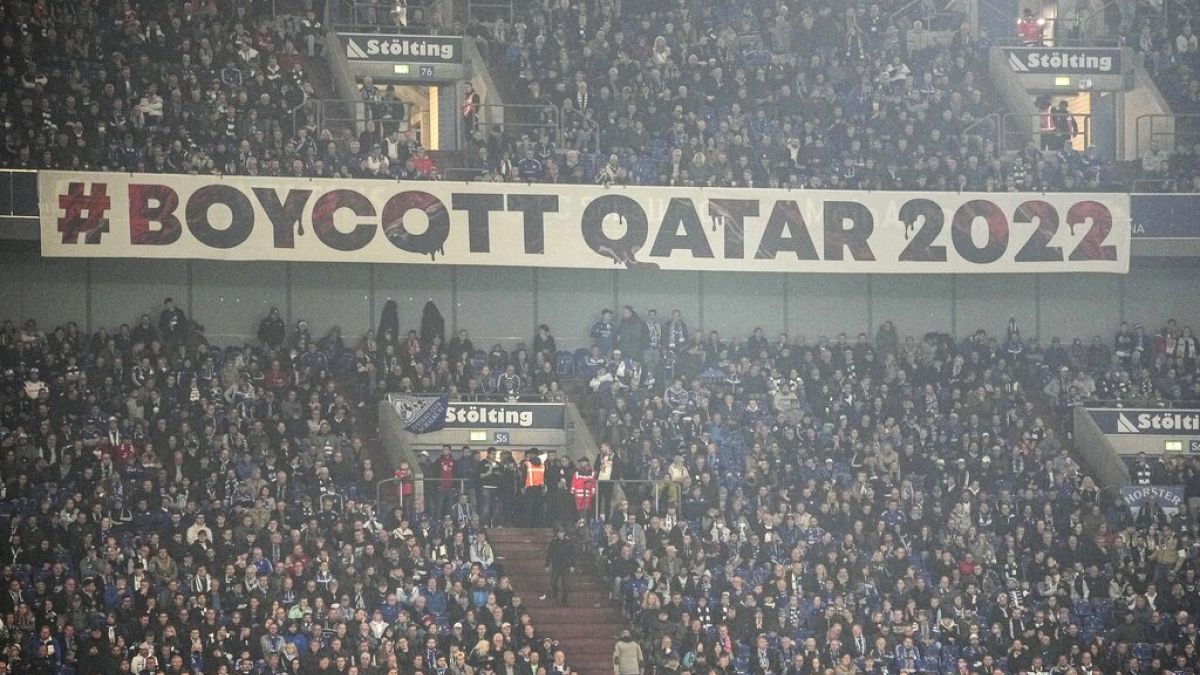 Bundesliga'da FC Schalke 04 ile Bayern Münih arasında 12 Kasım 2022'de oynanan maç sırasında tribünde 'Boykot Katar 2022' yazan bir pankart asıldı