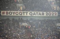 Bundesliga'da FC Schalke 04 ile Bayern Münih arasında 12 Kasım 2022'de oynanan maç sırasında tribünde 'Boykot Katar 2022' yazan bir pankart asıldı