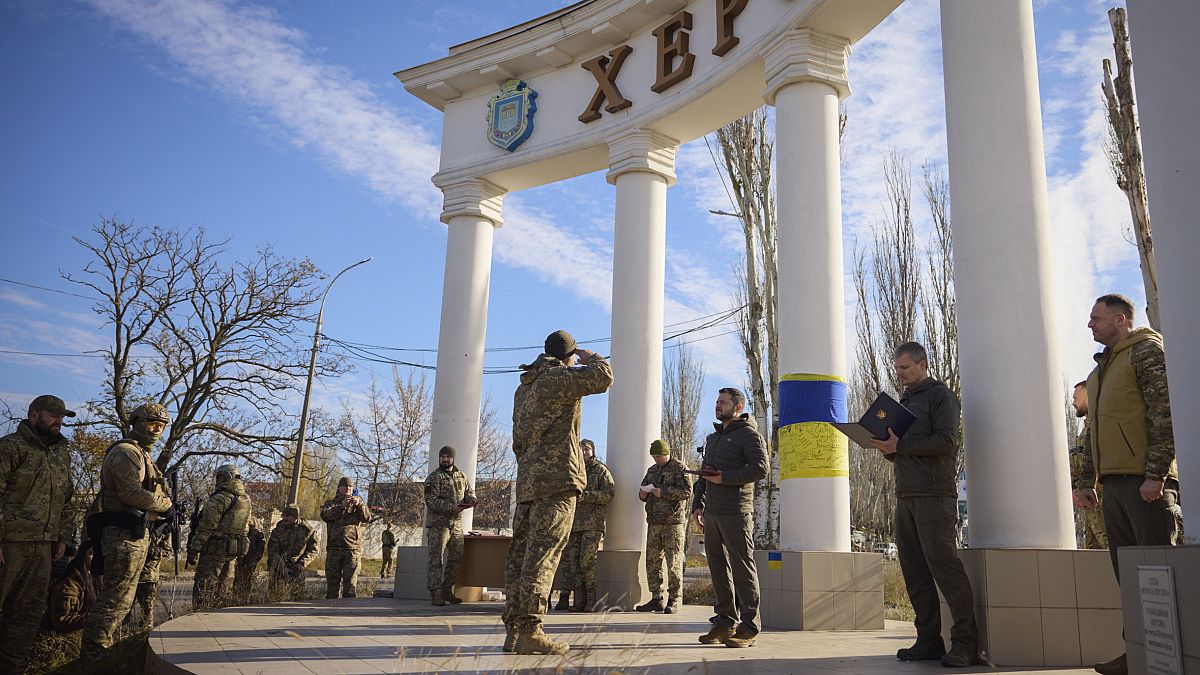 الرئيس الأوكراني فولوديمير زيلينسكي يمنح وساما لجندي خلال زيارته إلى خيرسون.