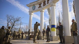 الرئيس الأوكراني فولوديمير زيلينسكي يمنح وساما لجندي خلال زيارته إلى خيرسون.