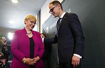 La neo presidente slovena Pirc Musar e il suo avversario, l'ex ministro degli Esteri Logar