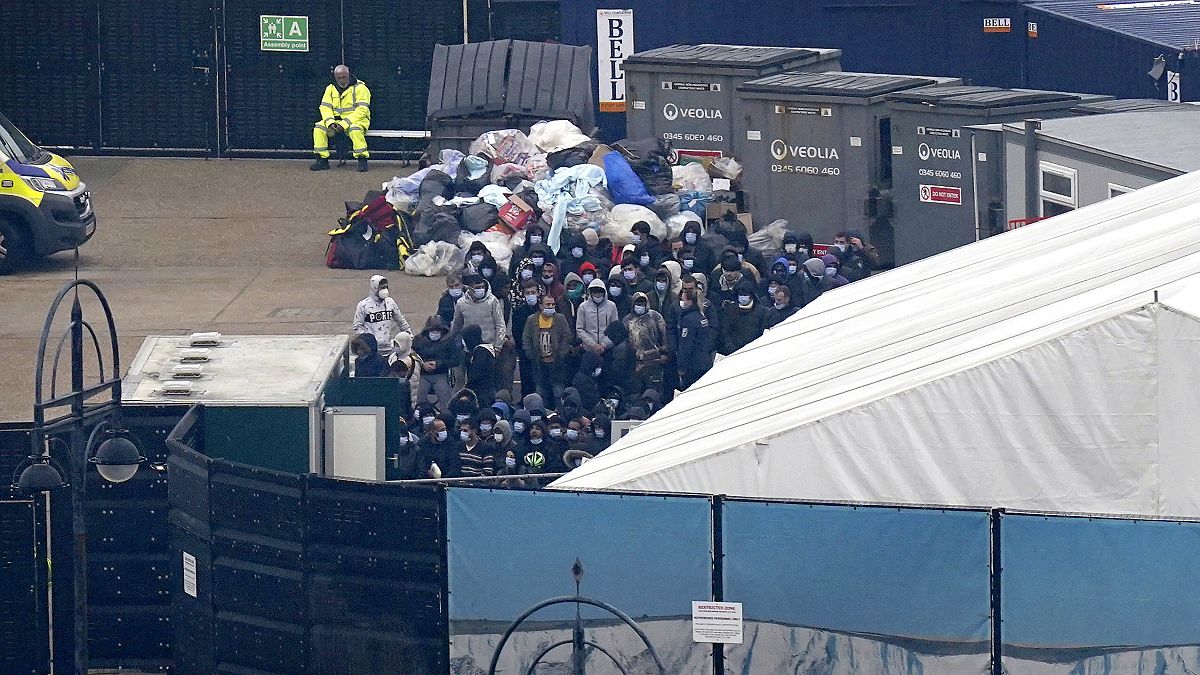 Gerettete Bootsflüchtlinge warten in Dover auf ihre Registrierung