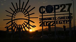  شعار كوب27 خارج مكان انعقاد قمة المناخ للأمم المتحدة، في شرم الشيخ، مصر، السبت 12 نوفمبر 2022