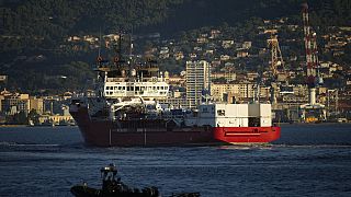 A lei internacional dita que pessoas em risco de naufrágio sejam levados para o porto mais próximo do local de resgate