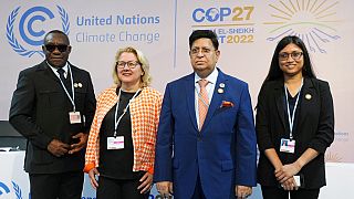 هنري كوابينا كوكوفو من غانا، وسفينيا شولتز من ألمانيا، أ.ك.عبد المؤمن من بنغلاديش، وسارة أحمد من "في20" قبل جلسة في قمة المناخ كوب27 للأمم المتحدة، الاثنين 14 نوفمبر 2022