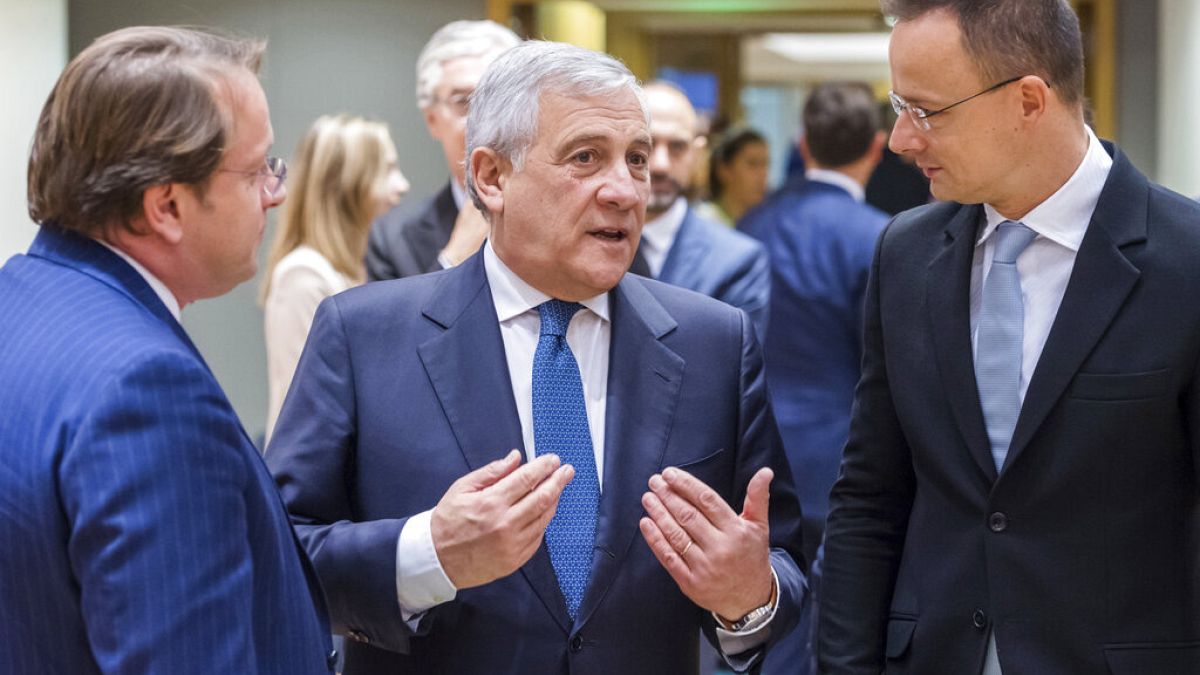 Szijjártó Péter Brüsszelben, Antonio Tajani olasz külügyminiszterrel és Várhelyi Olivér bővítési biztossal 