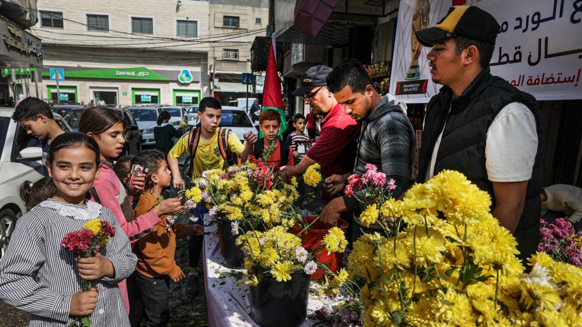 توزيع الزهور مجانا على سكان غزة
