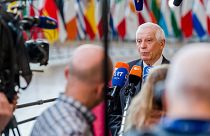 Josep Borrell uniós főképviselő újságíróknak nyilatkozik az EU külügyminisztereinek találkozója előtt Brüsszelben, 2022. november 14-én