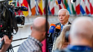Josep Borrell uniós főképviselő újságíróknak nyilatkozik az EU külügyminisztereinek találkozója előtt Brüsszelben, 2022. november 14-én