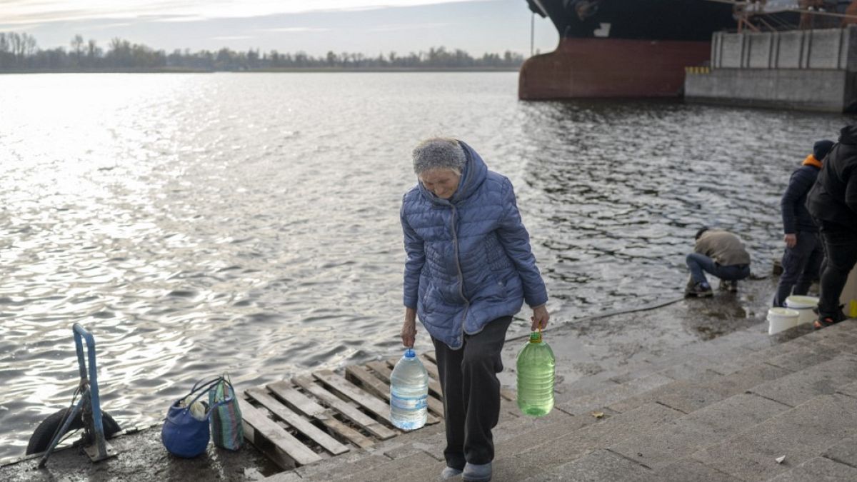 Habitantes de Kherson vão buscar água ao rio Dnipro