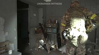 Kherson, le truppe ucraine sgomberano gli edifici