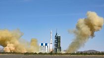 إطلاق صاروخ ضمن مهمة شنتجو -14 مع ثلاثة رواد فضاء صينيين في مركز جيوكوان لإطلاق الأقمار الصناعية في مقاطعة غانسو شمال غربي البلاد. 2022/06/05      الصين