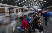 Σταθμός τρένου στη Μουμπάι της Ινδίας
