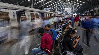 Un quai de gare en Inde