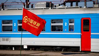 La bandera de China Railway ondea en la obra de reconstrucción de una línea ferroviaria entre Budapest y Belgrado, en Belgrado, Serbia, 28 de noviembre de 2017.