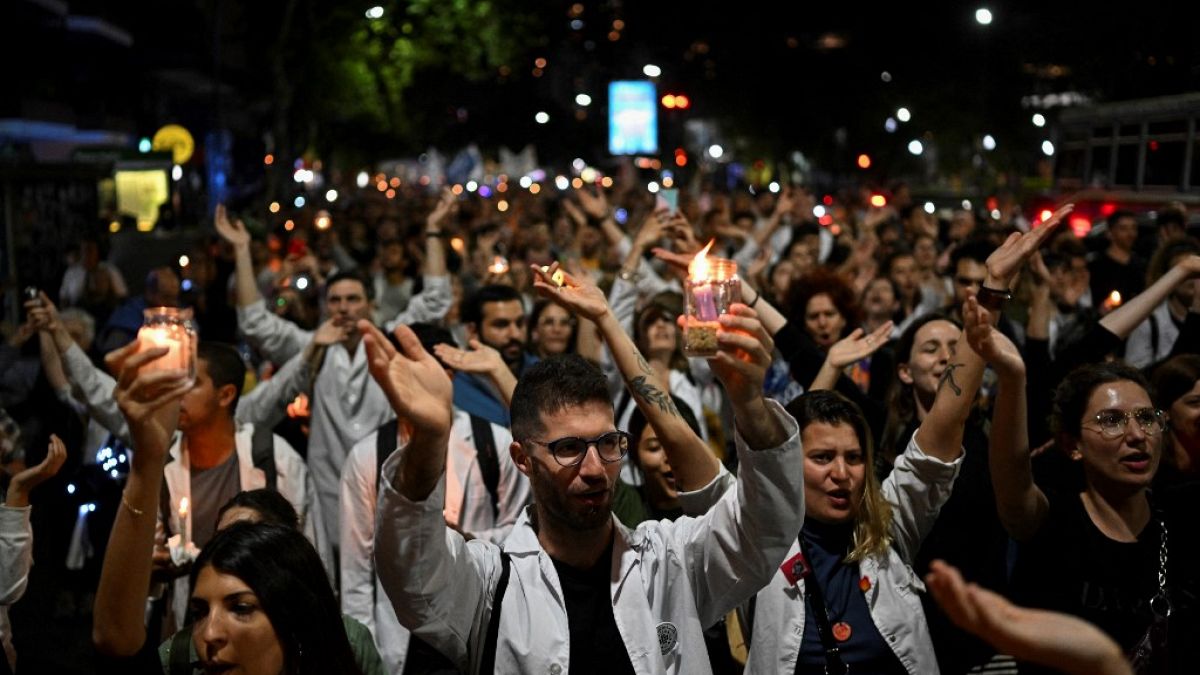 Profissionais de saúde argentinos protestam por melhores condições de trabalho, em Buenos Aires