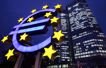 En esta foto de archivo del 30 de noviembre de 2005, un símbolo gigante del euro aparece frente al Banco Central Europeo (BCE) en Fráncfort, Alemania.