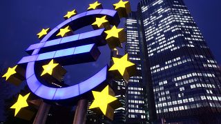 En esta foto de archivo del 30 de noviembre de 2005, un símbolo gigante del euro aparece frente al Banco Central Europeo (BCE) en Fráncfort, Alemania. 