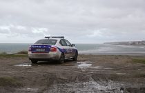 Fahrzeug der französischen Polizei am Strand von Wimereux im Norden des Landes