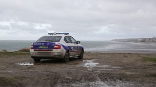 Fahrzeug der französischen Polizei am Strand von Wimereux im Norden des Landes