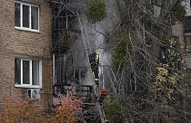 В результате авиаудара в одном из жилых домов Киева возник пожар