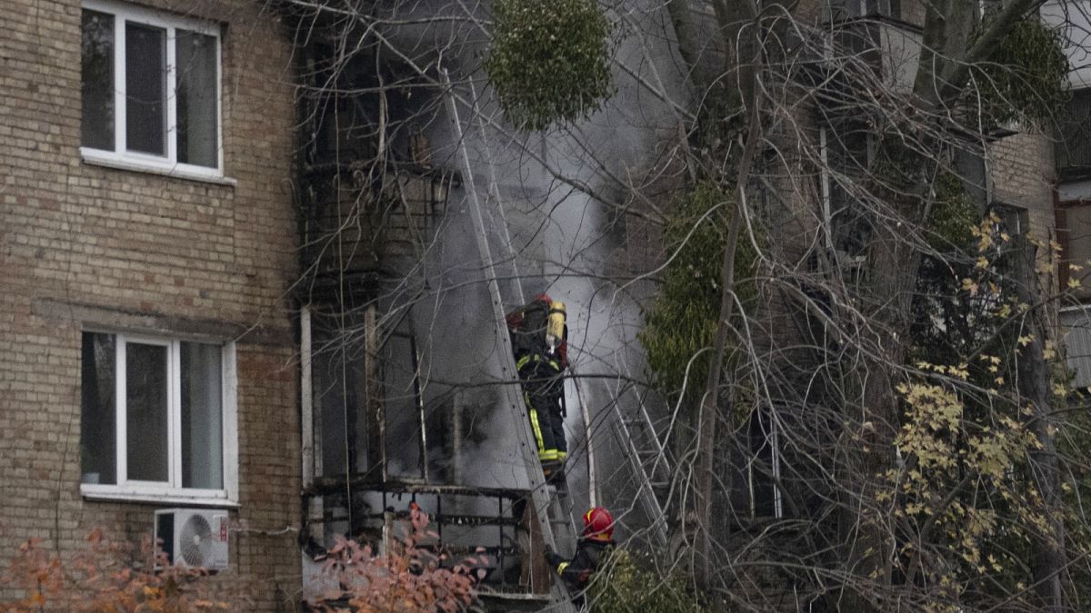 Kijevi tűzoltók egy oroszok által bombázott háznál
