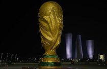 مجسم ضخم لكأس العالم خارج استاد لوسيل في الدوحة، قطر، السبت 12 نوفمبر 2022.