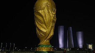 مجسم ضخم لكأس العالم خارج استاد لوسيل في الدوحة، قطر، السبت 12 نوفمبر 2022.