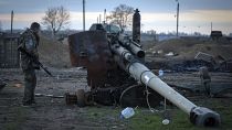 Un soldado ucraniano inspecciona un cañón ruso dañado en el pueblo recientemente retomado Chornobaivka, cerca de Kherson, Ucrania, el martes 15 de noviembre de 2022.