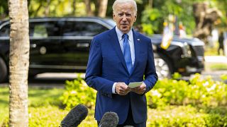 El presidente Joe Biden hace una declaración tras una reunión de líderes del G7 y la OTAN en Bali, Indonesia, el 16 de noviembre de 2022.