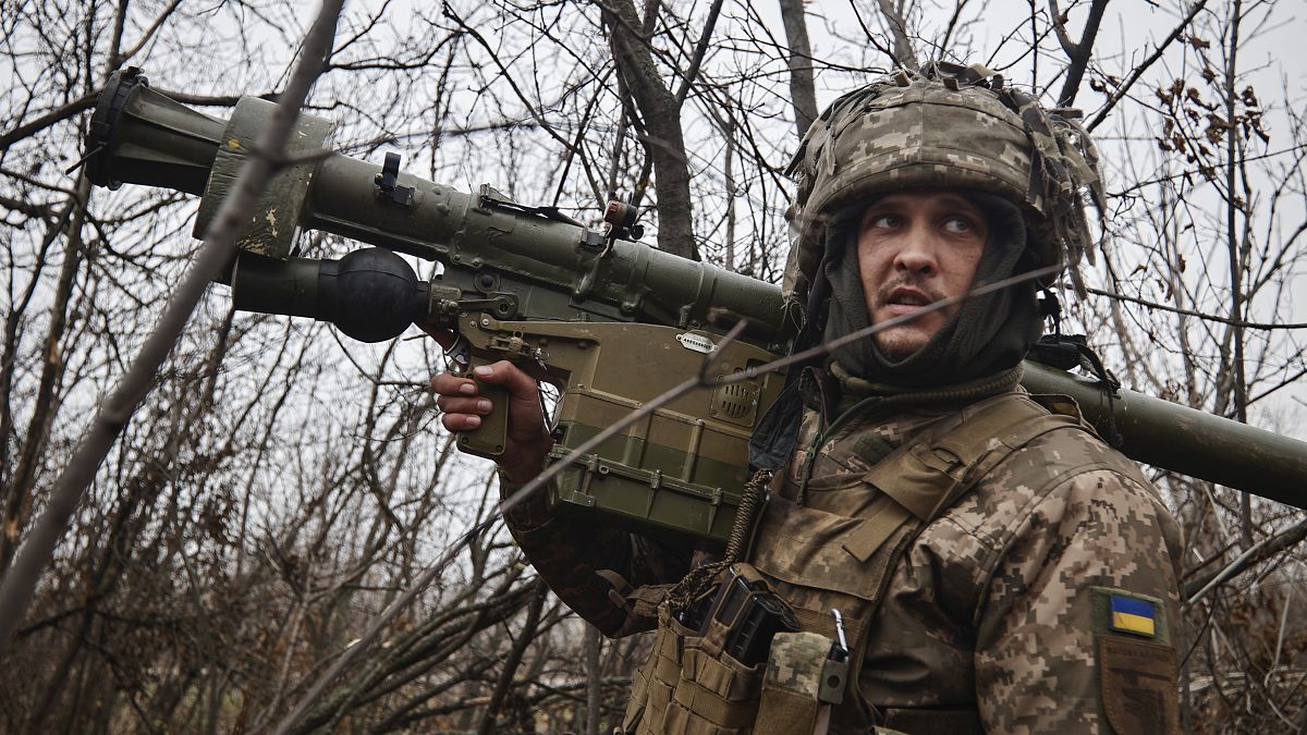 جندي أوكراني يحمل مدفعا مضادا للصواريخ في منطقة دونيتسك
