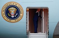 Президент США Джо Байден прощается с провожающими перед отлётом с Бали в Вашингтон