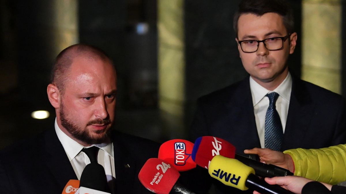 Piotr Müller kormányszóvivő (j) és Born Jacek Siewiera, a Nemzetbiztonsági Bizottság vezetője nyilatkozik 