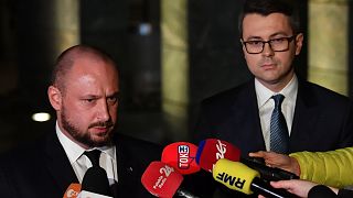 Piotr Müller kormányszóvivő (j) és Born Jacek Siewiera, a Nemzetbiztonsági Bizottság vezetője nyilatkozik 