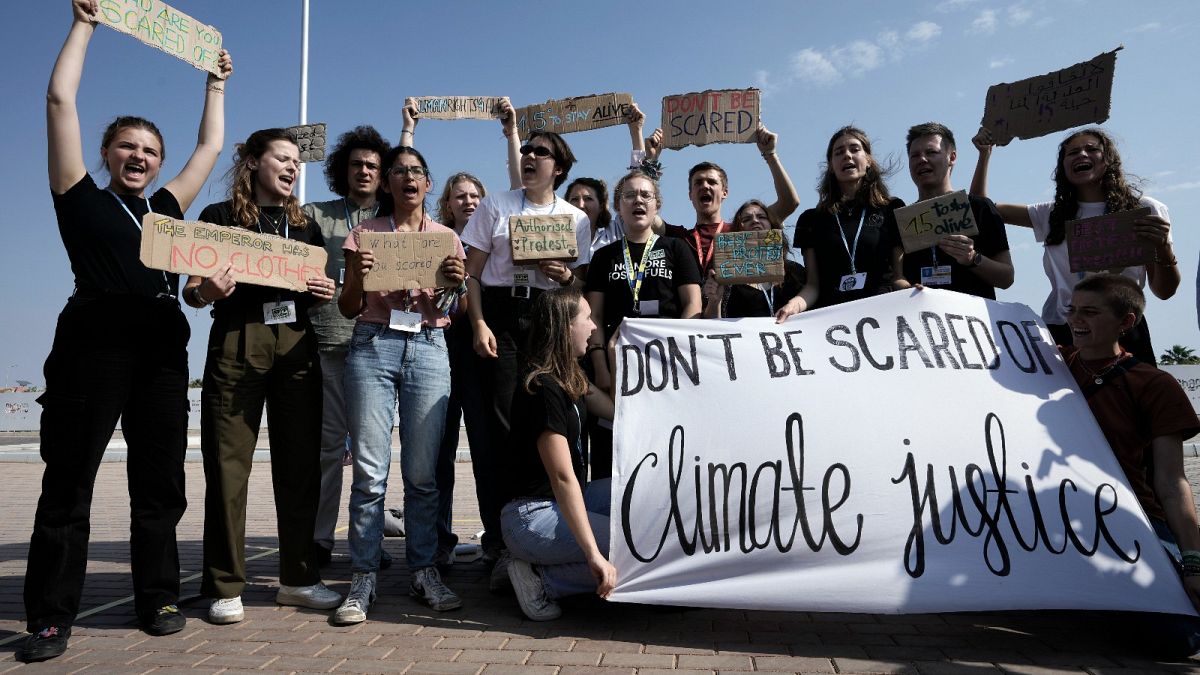 نشطاء مناخ في مظاهرة في منطقة الاحتجاج المخصصة لقمة المناخ للأمم المتحدة كوب 27، الثلاثاء 15 نوفمبر 2022 في شرم الشيخ، مصر.