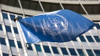 پرچم آژانس بین‌المللی انرژی اتمی مقابل مقر این سازمان در وین