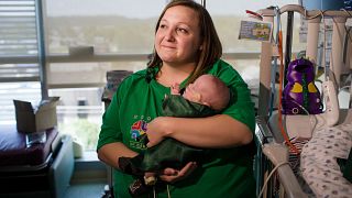 مولود قبل موعده بأكثر من أربعة أشهر يخرج  من مستشفى كابيل هنتنغتون، بعد حوالي 170 يومًا من الولادة. 2018/07/11