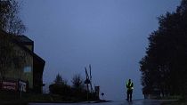 ضابط شرطة يقف عند نقطة تفتيش بالقرب من موقع انفجار في برزيودو، بولندا، الأربعاء 16 نوفمبر 2022
