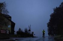 ضابط شرطة يقف عند نقطة تفتيش بالقرب من موقع انفجار في برزيودو، بولندا، الأربعاء 16 نوفمبر 2022